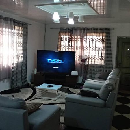 Well Presented Apartment With 2 Master Bedrooms. Freetown Ngoại thất bức ảnh