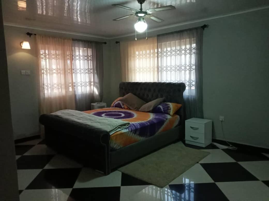 Well Presented Apartment With 2 Master Bedrooms. Freetown Ngoại thất bức ảnh