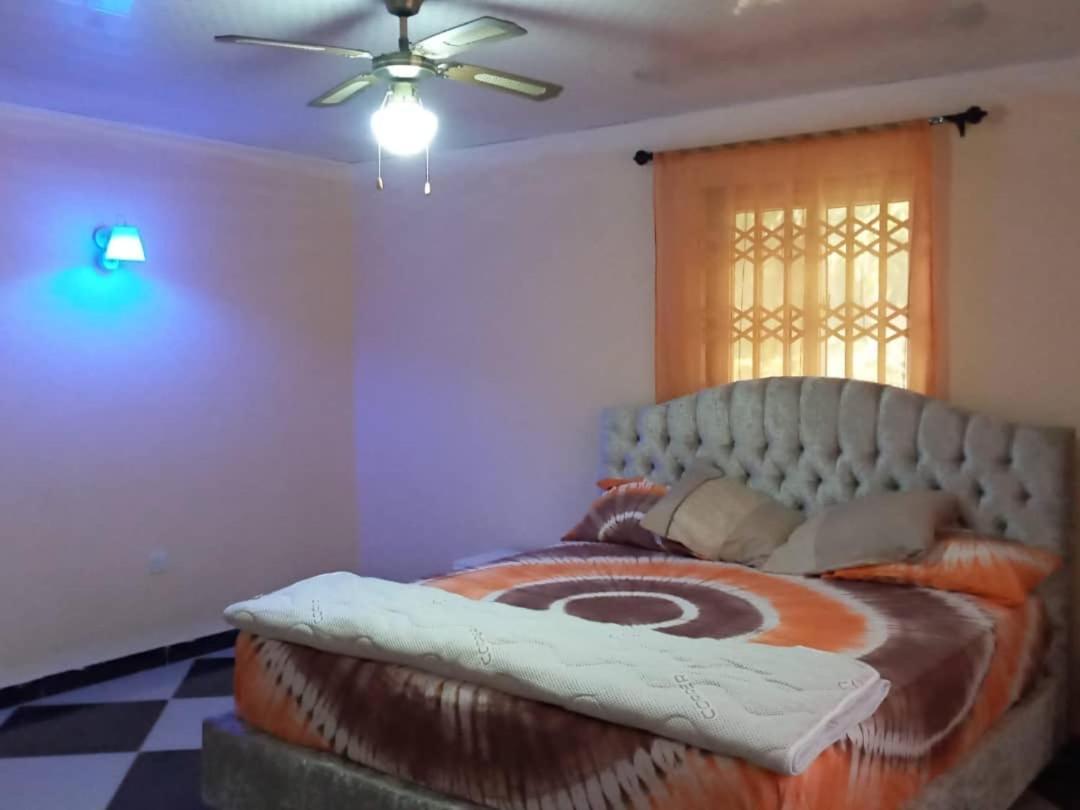 Well Presented Apartment With 2 Master Bedrooms. Freetown Ngoại thất bức ảnh