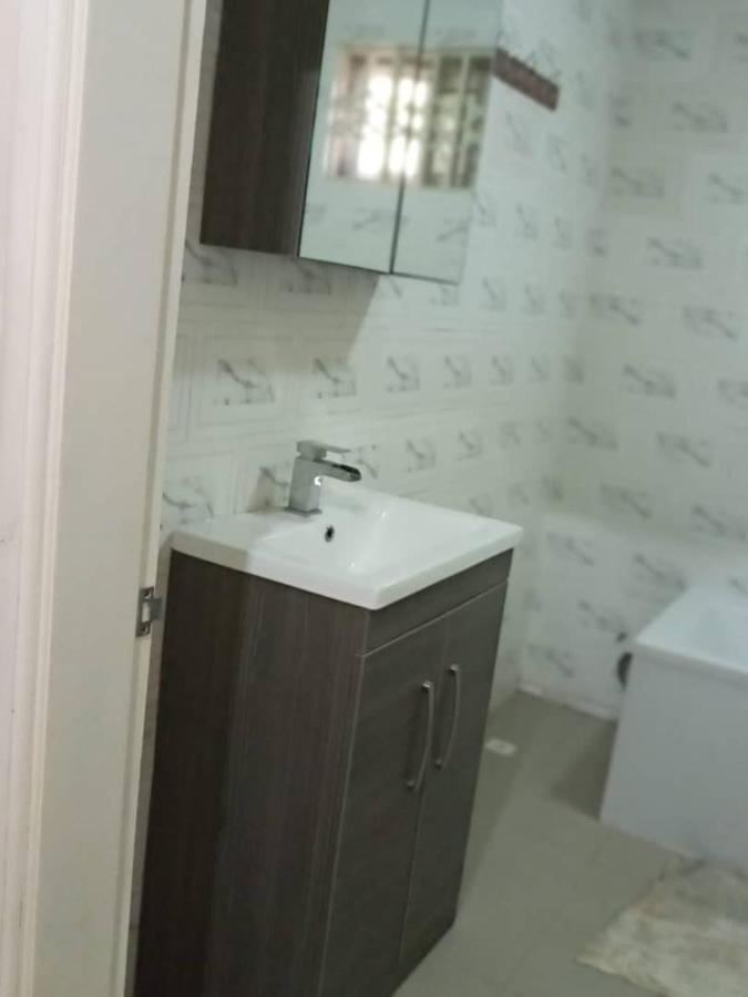 Well Presented Apartment With 2 Master Bedrooms. Freetown Ngoại thất bức ảnh