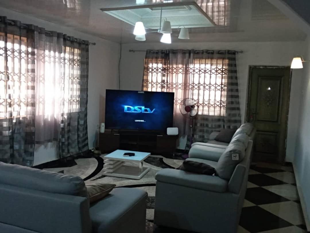 Well Presented Apartment With 2 Master Bedrooms. Freetown Ngoại thất bức ảnh